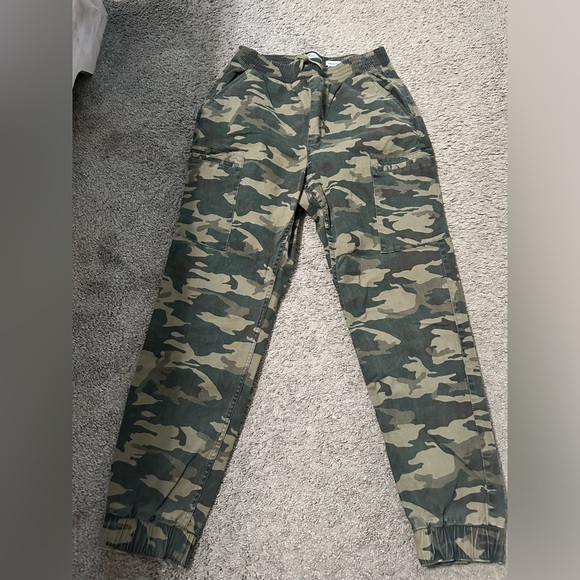 NWOT Women’s Hollister Ultra High Rise Camouflage Cargo Joggers - Picture 1 of 3